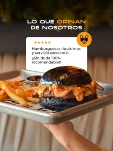 Publicación de Instagram de Rolfo Burger con la reseña «Hamburguesas riquísimas y servicio excelente» sobre una hamburguesa de pan negro